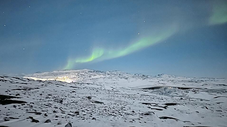 Gigantische Gletscher, Polarlichter und Wale: Immer mehr Naturfreunde besuchen die gr&ouml;&szlig;te Insel der Welt. Unter Gr&ouml;nlands Eis liegen aber auch seltene Rohstoffe, die die Welt dringend braucht.