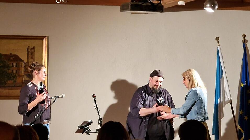 Für die Künstler Susi Raith und Mathias Kellner gibt es von der Stadt Furth im Wald ein Präsent als Anerkennung. Für die Künstler Susi Raith und Mathias Kellner gibt es von der Stadt Furth im Wald ein Präsent als Anerkennung.