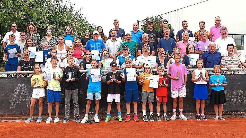 Die Podestsieger mit den Organisatoren und Ehreng&auml;sten auf der Clubanlage des TC Neutraubling