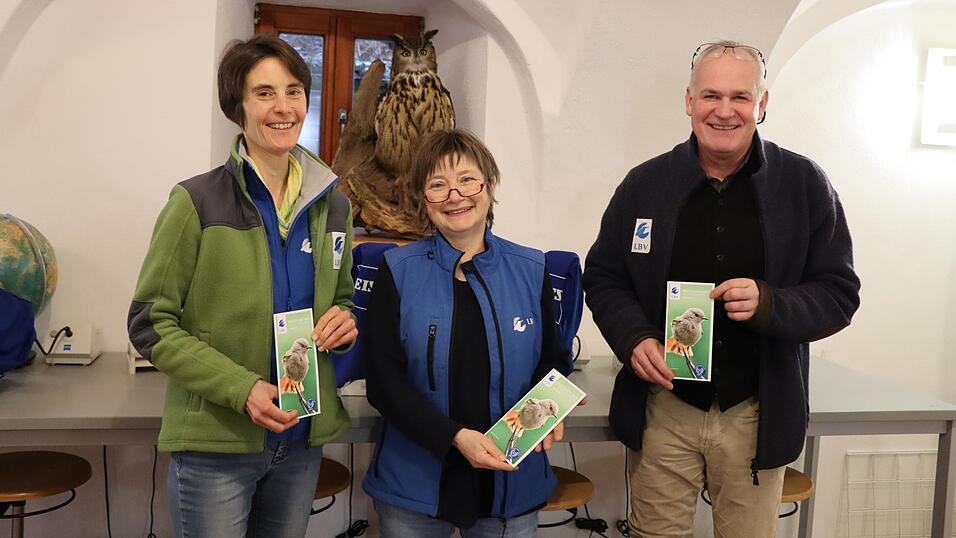 Dr. Angelika Nelson, Monika Kerner und Markus Schmidberger pr&auml;sentieren das Programm der LBV-Kreisgruppe Cham f&uuml;r 2025.