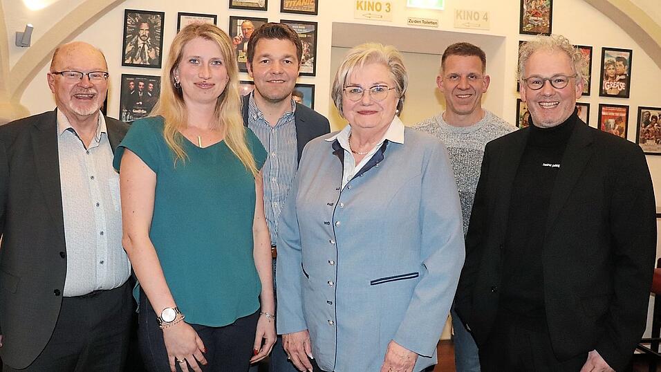 Das bewährte Vorstandsteam der CSU Moosburg erhielt die volle Unterstützung der wahlberechtigten Mitglieder: (von links) Schriftführer Erwin Weber, stellvertretende Vorsitzende Lorena Kehlringer, Vorsitzender Maximilian Mader, Schatzmeisterin Karin Linz, Torsten Koch und Rudi Heinz, beide stellvertretende Vorsitzende. Das bewährte Vorstandsteam der CSU Moosburg erhielt die volle Unterstützung der wahlberechtigten Mitglieder: (von links) Schriftführer Erwin Weber, stellvertretende Vorsitzende Lorena Kehlringer, Vorsitzender Maximilian Mader, Schatzmeisterin Karin Linz, Torsten Koch und Rudi Heinz, beide stellvertretende Vorsitzende.