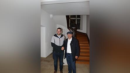 Herausforderer Andreas F&uuml;rst (links) und B&uuml;rgermeister Josef Sch&uuml;tz (rechts) sch&uuml;tteln sich nach der Ausz&auml;hlung am Sonntagabend die Hand. Entt&auml;uschung &uuml;ber das Ergebnis war im Rathaus nicht zu vernehmen.