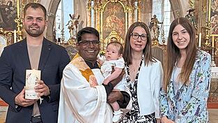 Pfarrer P. Joseph Santhappan MSFS spendete Elise Katharina Aich das Sakrament der Taufe. Pfarrer P. Joseph Santhappan MSFS spendete Elise Katharina Aich das Sakrament der Taufe.