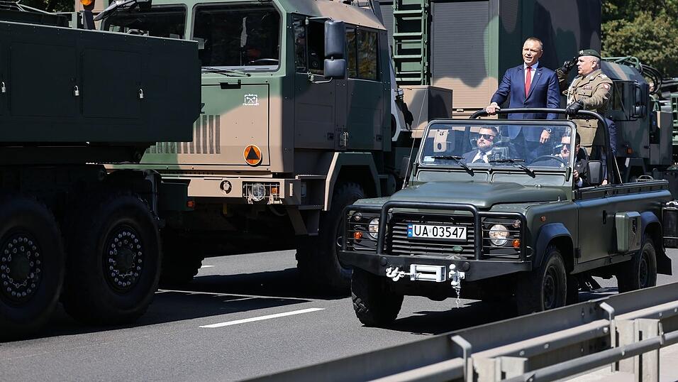 Der polnische Präsident Karol Nawrocki (l) und Generalstabschef General Wieslaw Kukula (r) nehmen an der Militärparade zum Tag der polnischen Streitkräfte teil. Der polnische Präsident Karol Nawrocki (l) und Generalstabschef General Wieslaw Kukula (r) nehmen an der Militärparade zum Tag der polnischen Streitkräfte teil.