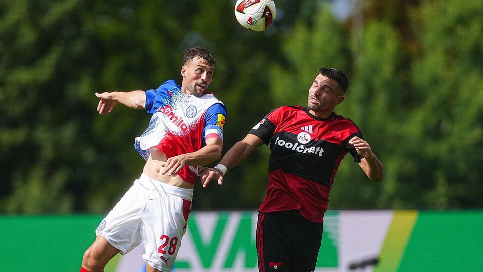 Jonas Meffert (Holstein Kiel, l) und Alexios Kalogeropoulos (1. FC Nürnberg) in Zweikampf. Jonas Meffert (Holstein Kiel, l) und Alexios Kalogeropoulos (1. FC Nürnberg) in Zweikampf.
