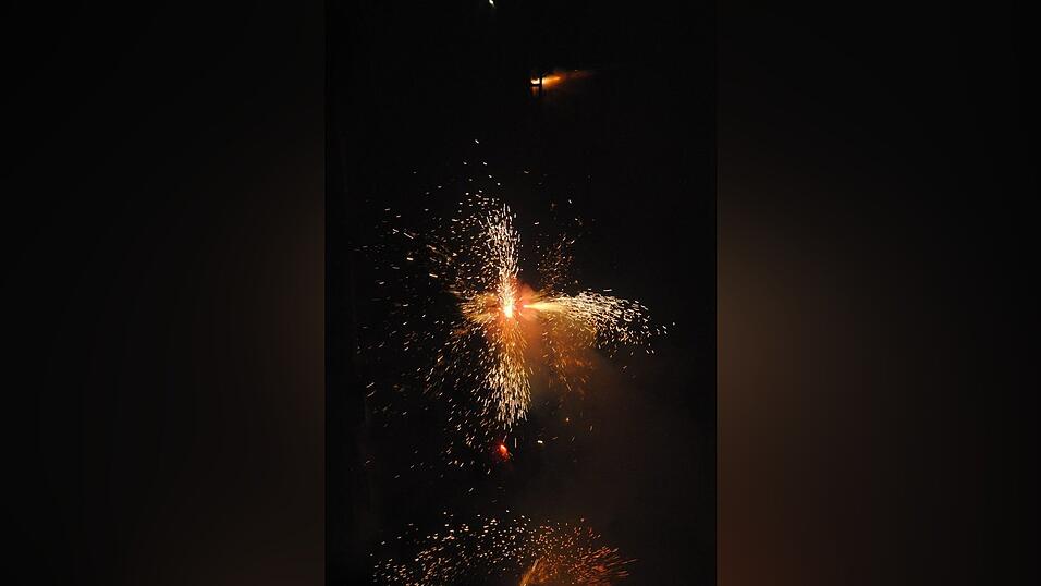 Mit einem bunten Feuerwerk wird die Lampionfahrt 2022 gefeiert.