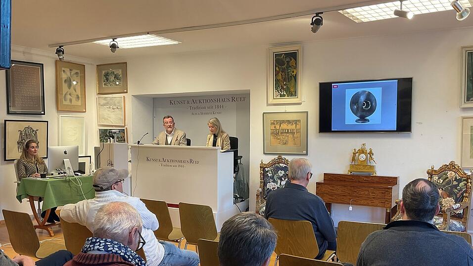 Die Auktionen werden, seitdem das Auktionshaus von M&uuml;nchen nach Landshut gezogen ist, auch online &uuml;bertragen. So k&ouml;nnen Interessierte aus der ganzen Welt auf die Exponate bieten.