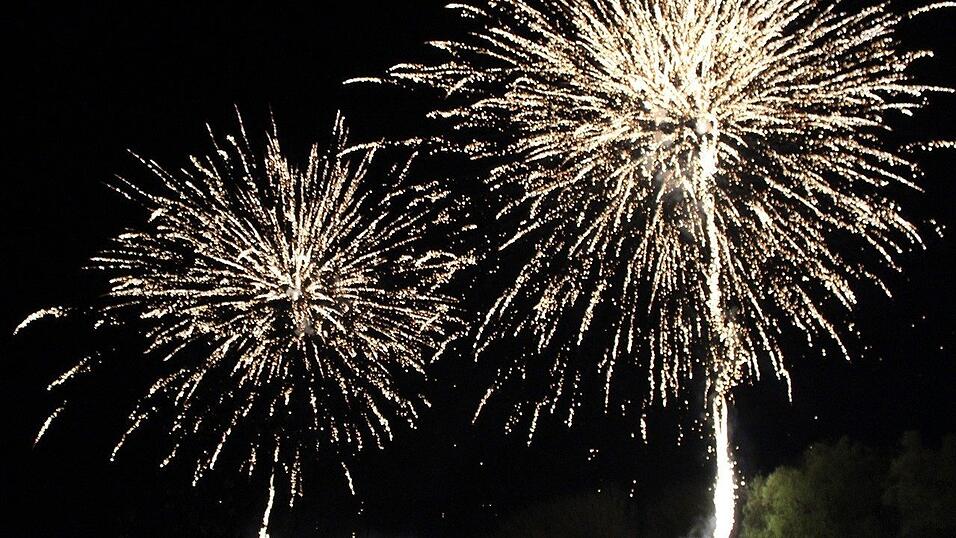 Die Fr&uuml;hjahrsdult 2017 in Landshut neigt sich dem Ende entgegen. Grund genug, noch einmal richtig in den Bierzelten zu feiern - abgerundet vom traditionellen Feuerwerk.
