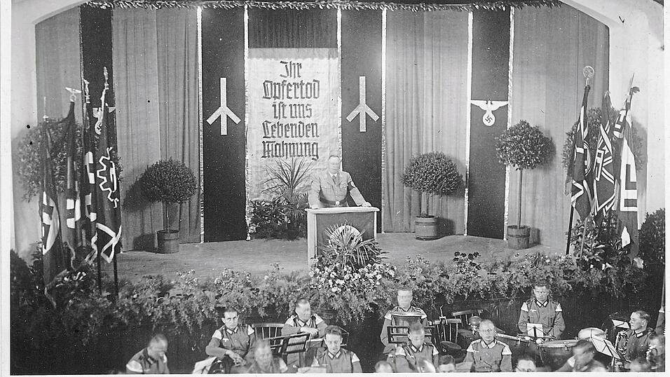 Heldengedenkfeier im Christlsaal mit dem Redner Ortsgruppenleiter Josef Hien und der NS-Kreiskappelle.