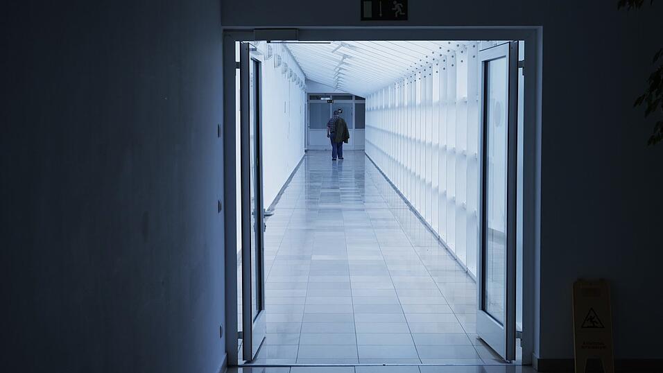 Meist sind die Gänge menschenleer, Mitarbeiter gehen hier nur zu oder von den Stationen. Meist sind die Gänge menschenleer, Mitarbeiter gehen hier nur zu oder von den Stationen.