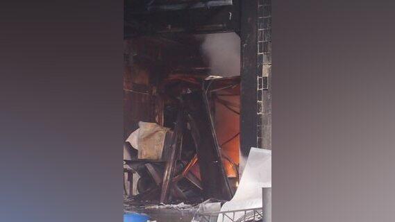 Es dauerte bis in die frühen Morgenstunden, ehe die Einsatzkräfte der Feuerwehr das Feuer unter Kontrolle hatten. (Foto: ih) Es dauerte bis in die frühen Morgenstunden, ehe die Einsatzkräfte der Feuerwehr das Feuer unter Kontrolle hatten. (Foto: ih)