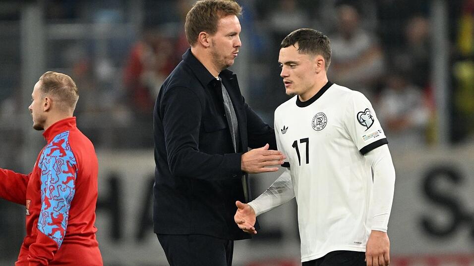Bundestrainer Nagelsmann (l.) bedankt sich bei Wirtz für seinen Einsatz.