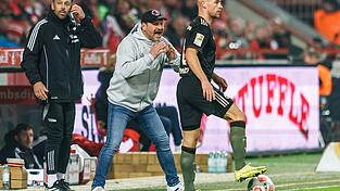 Trainer Baumgart (M.) will mit Union den ersten Sieg gegen die Bayern. (Archivbild) Trainer Baumgart (M.) will mit Union den ersten Sieg gegen die Bayern. (Archivbild)