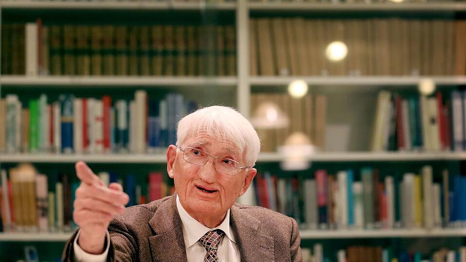 Auch im hohen Alter mischte sich Habermas gern in kontroverse Debatten ein &ndash; und trug so zur Meinungsbildung in Deutschland bei.