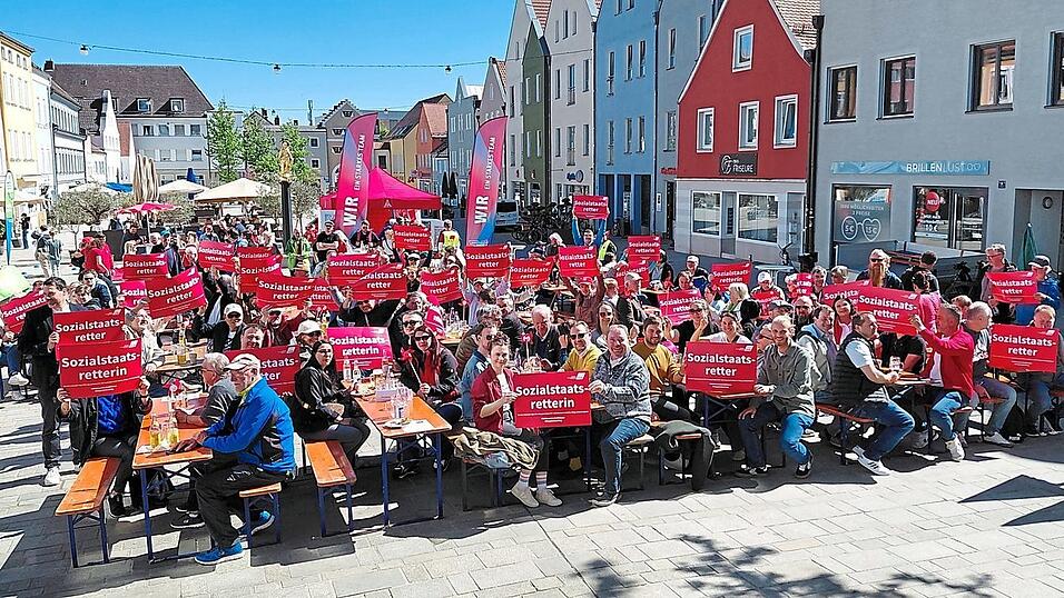Zahlreiche Menschen besuchten die DGB-Maikundgebung.