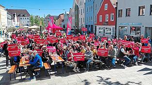 Zahlreiche Menschen besuchten die DGB-Maikundgebung.