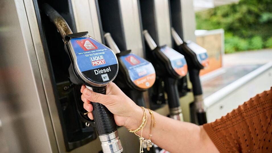 Seit dem 1. Oktober gilt für Benzin und Diesel, die Tanklager und Raffinerien verlassen, ein Steuernachlass von 16,7 Cent pro Liter. Seit dem 1. Oktober gilt für Benzin und Diesel, die Tanklager und Raffinerien verlassen, ein Steuernachlass von 16,7 Cent pro Liter.
