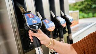 Seit dem 1. Oktober gilt für Benzin und Diesel, die Tanklager und Raffinerien verlassen, ein Steuernachlass von 16,7 Cent pro Liter. Seit dem 1. Oktober gilt für Benzin und Diesel, die Tanklager und Raffinerien verlassen, ein Steuernachlass von 16,7 Cent pro Liter.