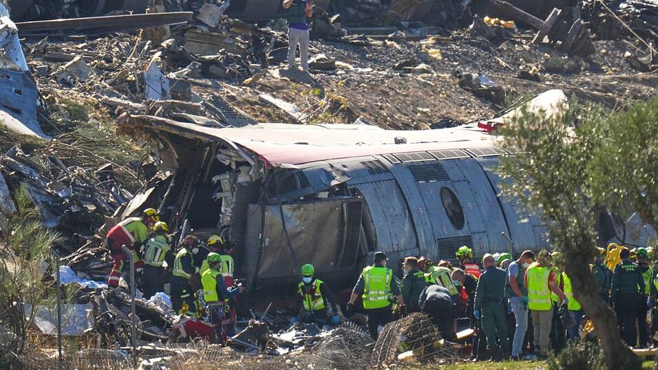 Es sei wie ein Alptraum, aus dem man nicht mehr erwache, sagt ein Angehöriger der Rettungskräfte. Es sei wie ein Alptraum, aus dem man nicht mehr erwache, sagt ein Angehöriger der Rettungskräfte.