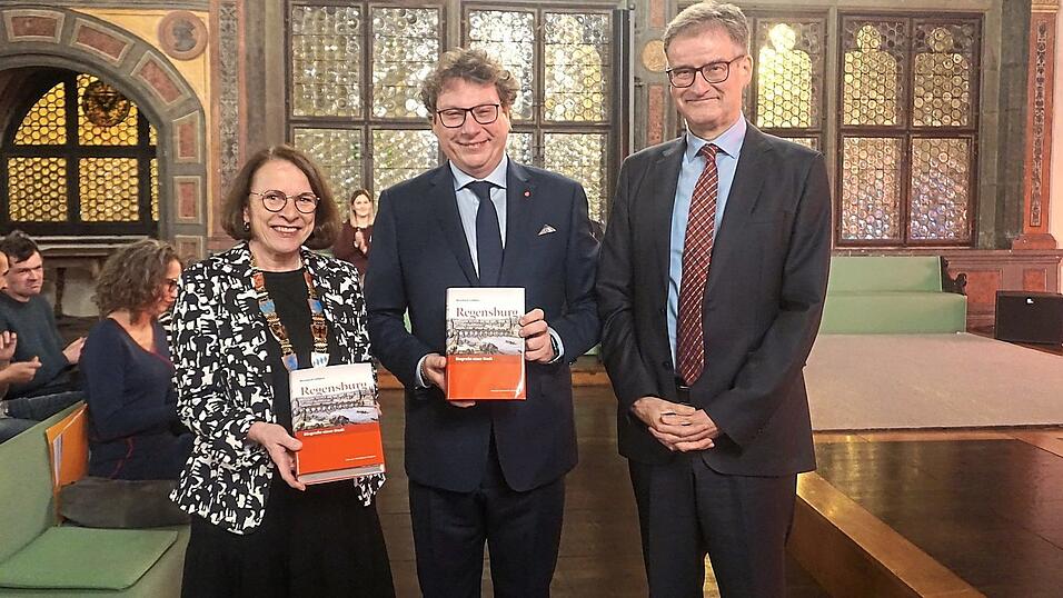 Druckfrische Bände für die Oberbürgermeisterin, den Autor und Verleger Friedrich Pustet. Druckfrische Bände für die Oberbürgermeisterin, den Autor und Verleger Friedrich Pustet.