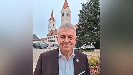 Bürgermeister Josef Dollinger möchte auch über 2026 hinaus in der Dreirosenstadt im Amt bleiben. Bürgermeister Josef Dollinger möchte auch über 2026 hinaus in der Dreirosenstadt im Amt bleiben.
