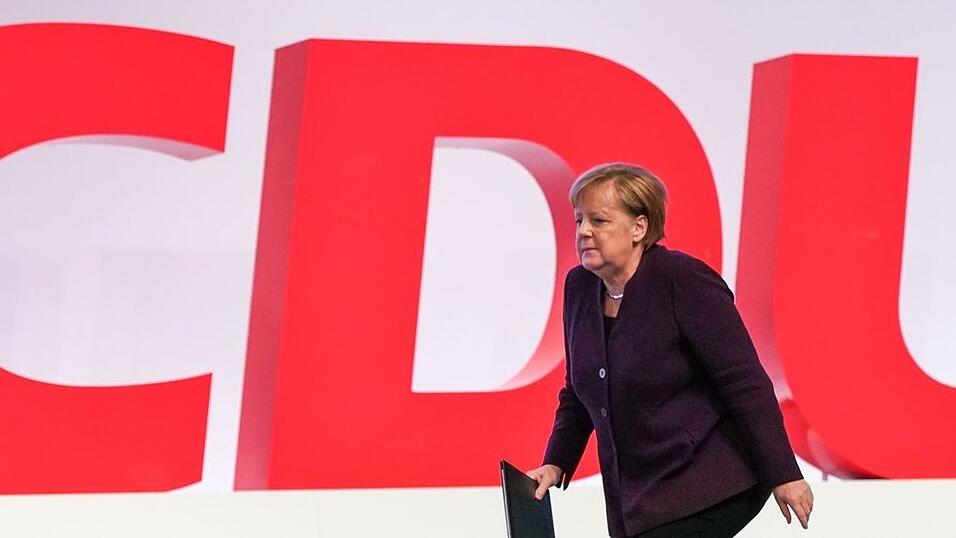 Sie kehrt nach langer Abwesenheit zurück. Angela Merkel wird in der ersten Reihe sitzen, wenn Merz redet. Sie kehrt nach langer Abwesenheit zurück. Angela Merkel wird in der ersten Reihe sitzen, wenn Merz redet.