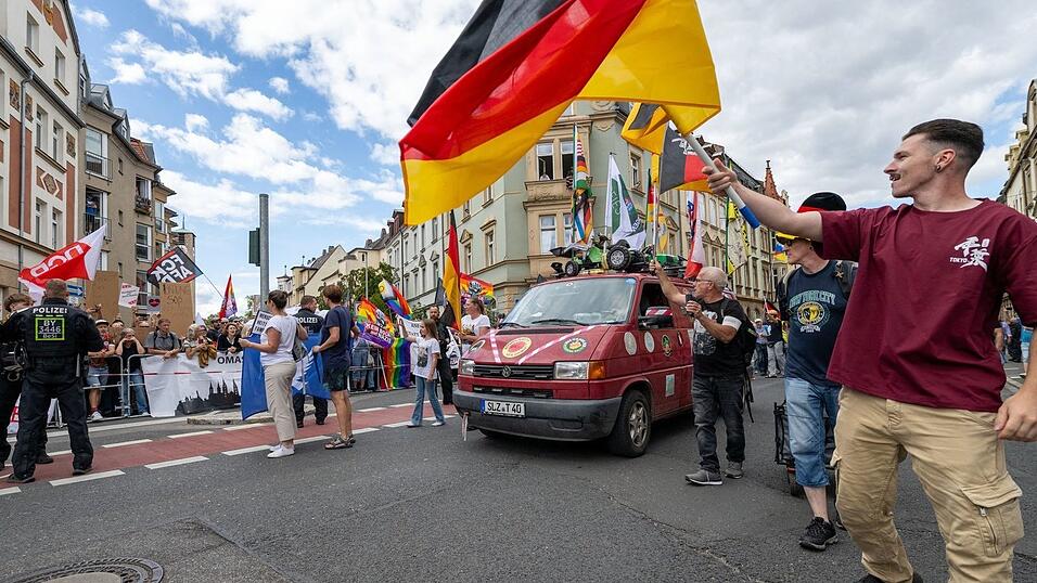 Rund 1.500 Demonstranten der Initiative &laquo;Projekt M1llion&raquo; verlangten den R&uuml;cktritt der Bundesregierung.