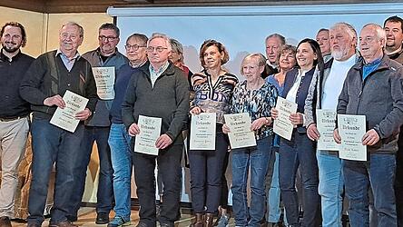 Zwischen dem 1. Vorsitzenden Thomas Bleicher und dem 2. Vorsitzenden Stefan Brunner stehen die Geehrten f&uuml;r langj&auml;hrige Mitgliedschaft im Theaterverein Train/St. Johann.