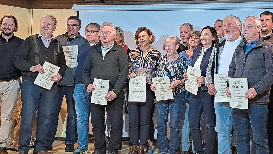 Zwischen dem 1. Vorsitzenden Thomas Bleicher und dem 2. Vorsitzenden Stefan Brunner stehen die Geehrten f&uuml;r langj&auml;hrige Mitgliedschaft im Theaterverein Train/St. Johann.