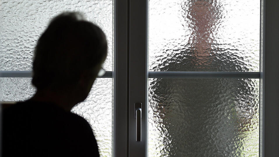 Der Angeklagte soll immer wieder vor der Wohnung der Gesch&auml;digten aufgetaucht sein.