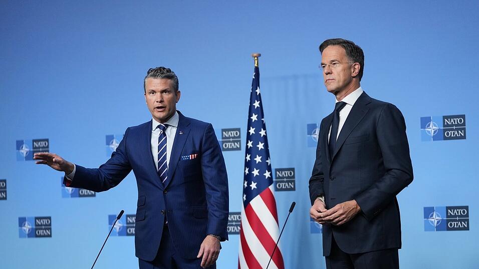Will, dass die Europäer US-Waffenlieferungen für die Ukraine bezahlen: US-Verteidigungsminister Pete Hegseth (l), hier mit Nato-Generalsekretär Mark Rutte. Will, dass die Europäer US-Waffenlieferungen für die Ukraine bezahlen: US-Verteidigungsminister Pete Hegseth (l), hier mit Nato-Generalsekretär Mark Rutte.