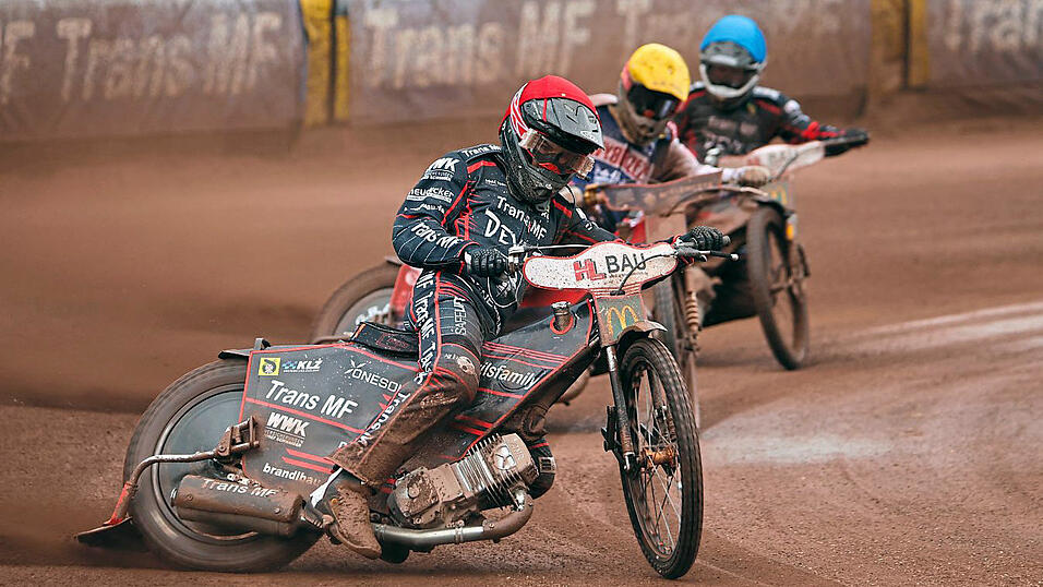 Ein Paukenschlag: Mit Publikumsliebling Kim Nilsson (roter Helm) bleibt den Devils einer der besten Fahrer der Liga erhalten. Ein Paukenschlag: Mit Publikumsliebling Kim Nilsson (roter Helm) bleibt den Devils einer der besten Fahrer der Liga erhalten.