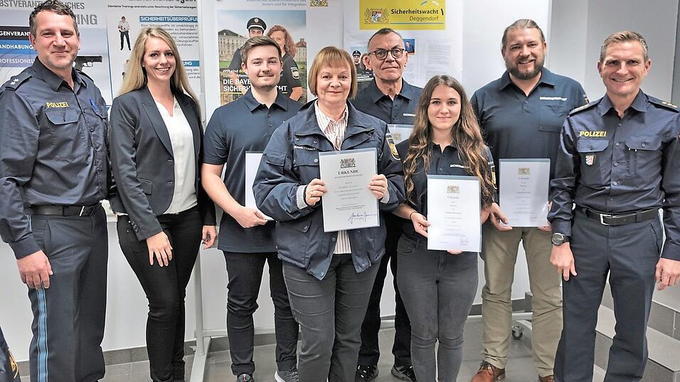 Bei der Feierstunde in der Polizeiinspektion: (hinten, v. l.): POK Reinhard Feilmeier, Sonja Thiemann, G&uuml;nter Weber, Stefan Kerzd&ouml;rfer, Markus M&uuml;hlbauer, (vorne, v. l.) Gabriele Michaelis, Jessica H&ouml;nninger und Polizeichef Stephan Seiler.