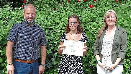 Fachbetreuer Stefan Amberger und Schulleiterin Angela Sch&ouml;llhorn freuen sich mit Linda Alami (Mitte) &uuml;ber deren Erfolg.