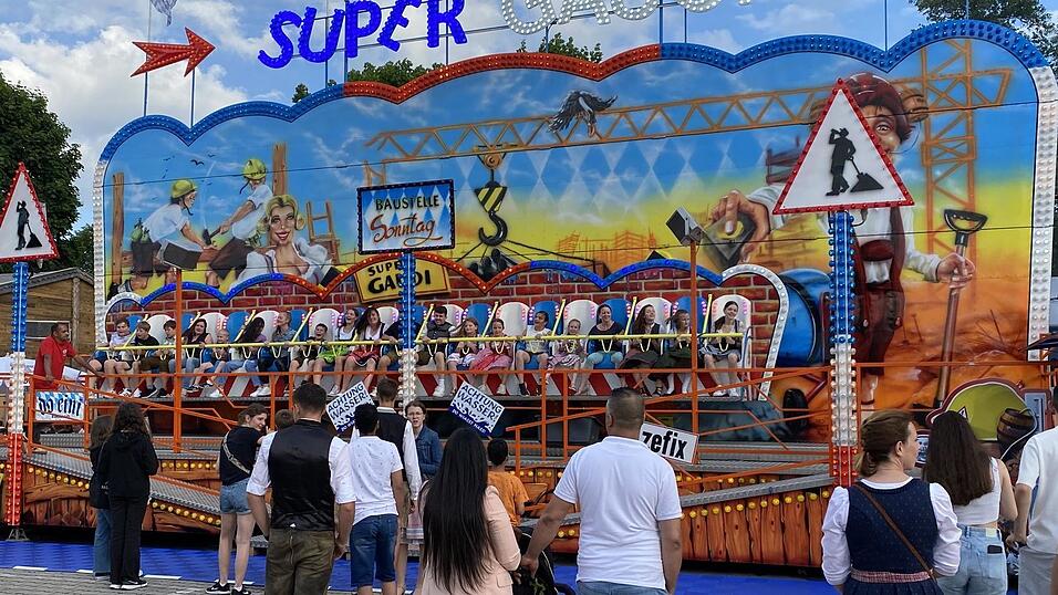 Mitarbeiter der Josef R&auml;dlinger Unternehmensgruppe und deren Familien d&uuml;rfen beim &bdquo;Pre-Opening&ldquo; des Bad K&ouml;tztinger Volksfestes am 6. Juni jedes Fahrgesch&auml;ft nutzen - und das, so oft sie wollen und gratis.