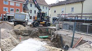 Ein großes Loch, wo schon eine Asphaltdecke war: Mehrere Leser vermuteten ein Problem an der Brücken-Baustelle in Bogen. Ein großes Loch, wo schon eine Asphaltdecke war: Mehrere Leser vermuteten ein Problem an der Brücken-Baustelle in Bogen.