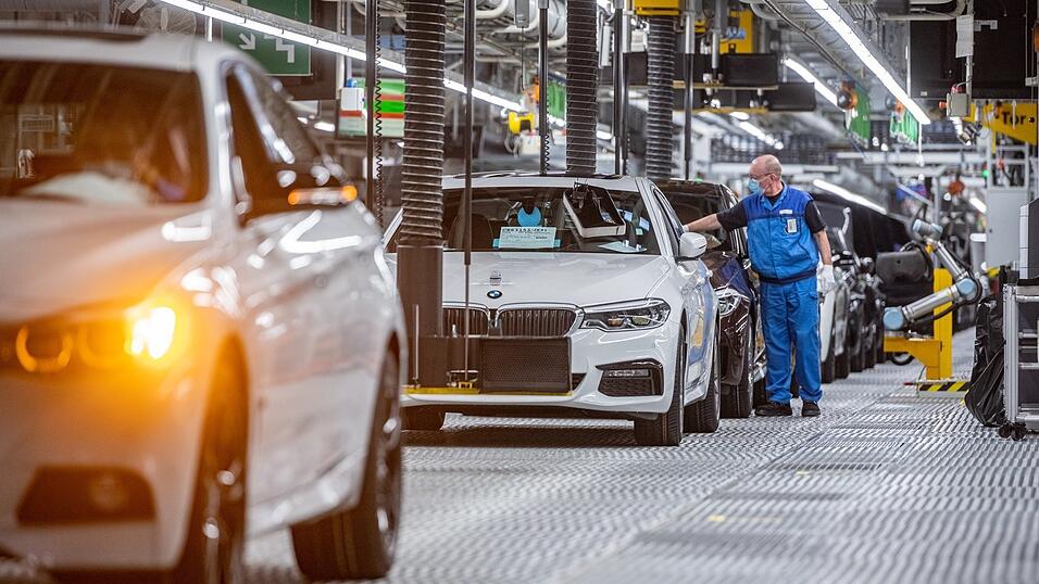 Im Dingolfinger Werk wird seit 11. Mai wieder produziert. Nun arbeiten die Mitarbeiter dort wieder im Zwei-Schicht-Betrieb, genauso wie im Regensburger Werk. Im Dingolfinger Werk wird seit 11. Mai wieder produziert. Nun arbeiten die Mitarbeiter dort wieder im Zwei-Schicht-Betrieb, genauso wie im Regensburger Werk.