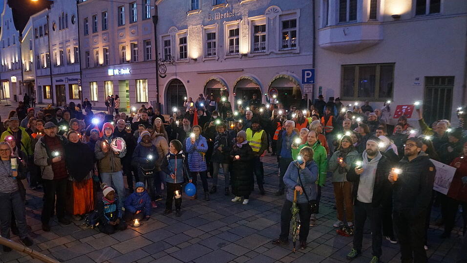 Privatleute sowie Vertreter von Kirchen und Vereinen waren mit dabei.&nbsp;