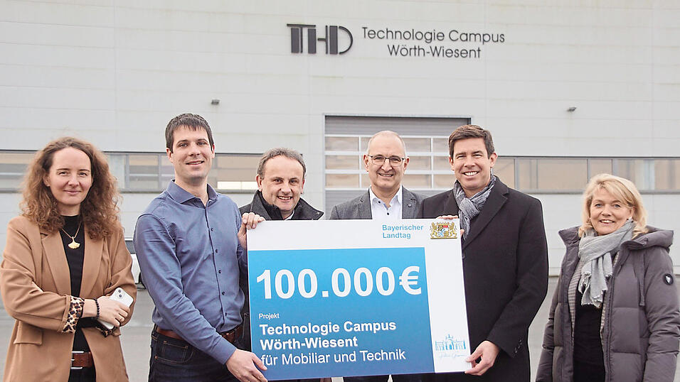 Von links: Veronika Fetzer, Otto Kreutzer, Josef Sch&uuml;tz, Christian Kaiser, Patrick Grossmann und Elisabeth Kerscher vor der Forschungshalle im Gewerbepark W&ouml;rth-Wiesent.