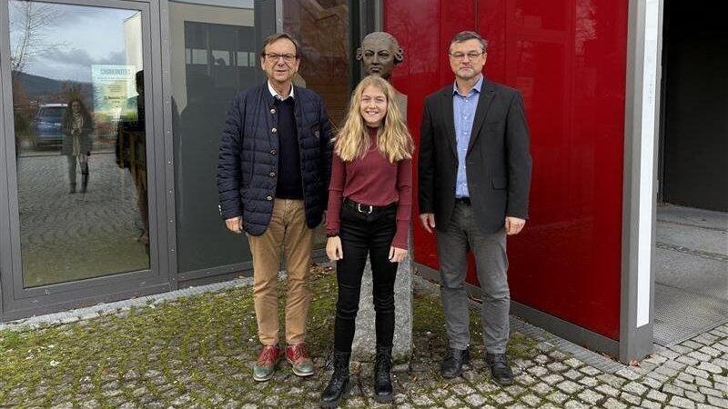 Christkind Emilia Fischer mit... nein, nicht mit den zwei Hilfsengeln, auch wenn Bürgermeister Franz Wittmann (l.) und Schulleiter Martin Friedl die Aufgabe sicher auch gut meistern würden. Christkind Emilia Fischer mit... nein, nicht mit den zwei Hilfsengeln, auch wenn Bürgermeister Franz Wittmann (l.) und Schulleiter Martin Friedl die Aufgabe sicher auch gut meistern würden.