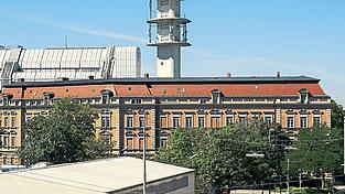 Einst Sitz der Bayerischen Kriegsakademie, dann Klinik und B&uuml;rohaus f&uuml;r Telekom-Mitarbeiter. Seit 2017 steht das pr&auml;chtige Geb&auml;ude an der Pappenheimstra&szlig;e in der Maxvorstadt leer.