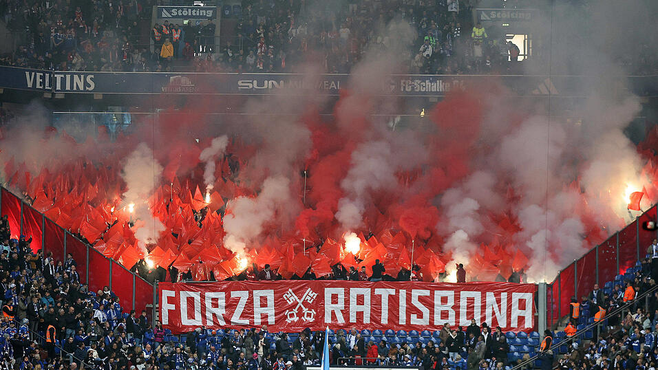 Das k&ouml;nnte ein teures Nachspiel haben: Der Regensburger Anhang z&uuml;ndet auf Schalke ein Feuerwerk. Das (Offensiv-)Feuerwerk auf dem Rasen blieb aus.