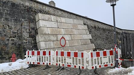 Am vergangenen Dienstagabend st&uuml;rzte ein Teil der Friedhofsmauer ein. Der Bauhof sperrte den Stra&szlig;enabschnitt ab.