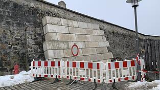 Am vergangenen Dienstagabend st&uuml;rzte ein Teil der Friedhofsmauer ein. Der Bauhof sperrte den Stra&szlig;enabschnitt ab.