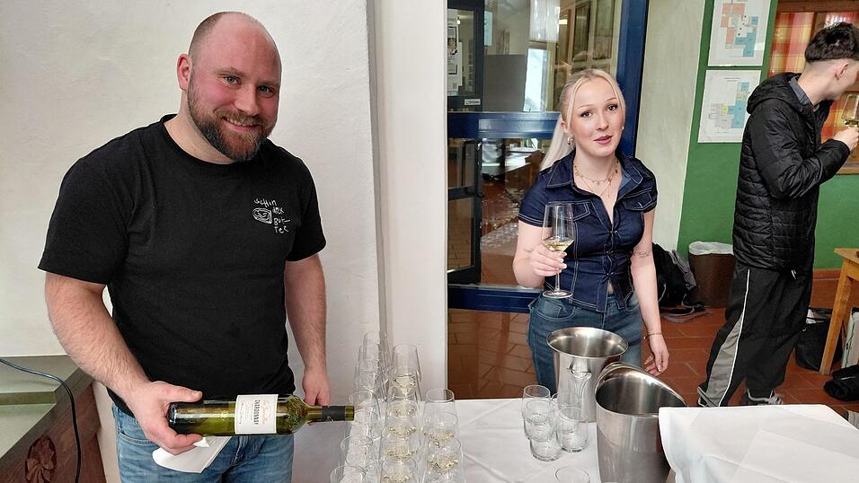 Moritz Oswald de Mesquita hatte auch Franz&ouml;sischen Wei&szlig;wein im Gep&auml;ck.