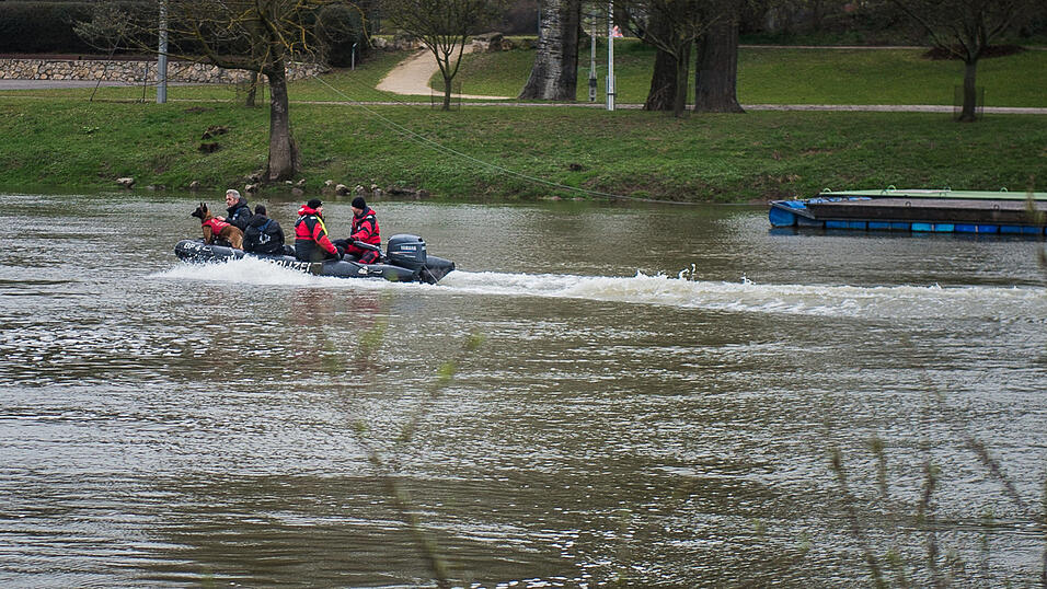 Die Polizei sucht am Donnerstag, 23. März, mit Leichensuchhunden nach Malina. Die Polizei sucht am Donnerstag, 23. März, mit Leichensuchhunden nach Malina.