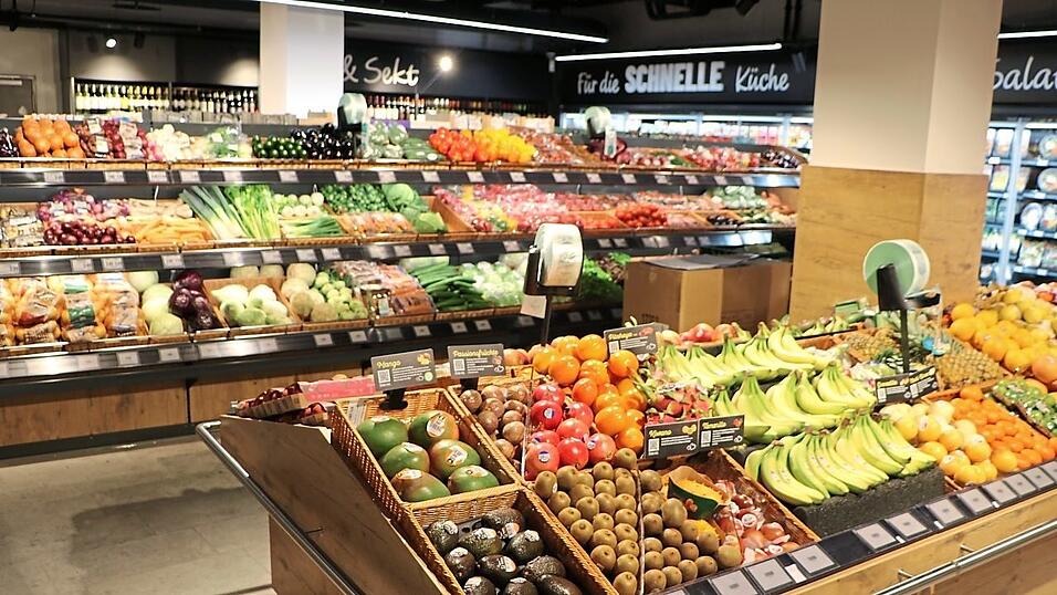 Auf zwei Etagen bietet der Supermarkt bis zu 18.000 Produkte, darunter auch regionales Obst und Gemüse. Auf zwei Etagen bietet der Supermarkt bis zu 18.000 Produkte, darunter auch regionales Obst und Gemüse.