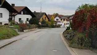 Bislang besteht in der Ortsdurchfahrt von M&uuml;nster oft nur auf einer Stra&szlig;enseite ein Gehweg. Die Fahrbahn ist aufgrund eines hohen Schwerlastanteils in sehr schlechtem Zustand. In einer Gemeinschaftsaktion wollen Landkreis und Gemeinde die Erneuerung angehen.