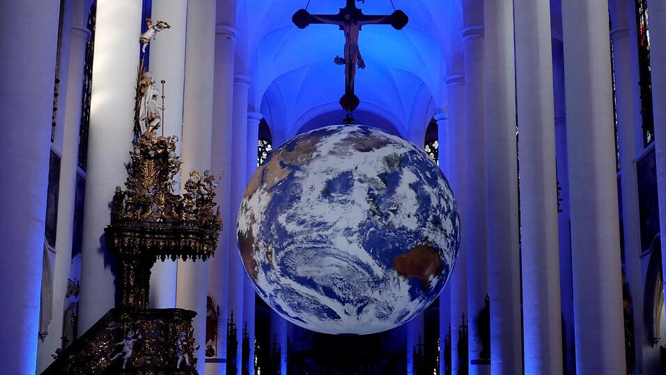 Die Installation des britischen K&uuml;nstlers Luke Jerram will ein Gef&uuml;hl f&uuml;r den Overview-Effekt vermitteln, den Raumfahrer erleben, wenn sie zum ersten Mal die Erde aus dem Weltall wahrnehmen. Er ist gekennzeichnet durch Ehrfurcht vor dem Planeten und einem tiefen Verst&auml;ndnis f&uuml;r die Verbundenheit allen Lebens auf der Erde.