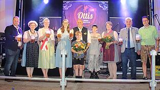 Ein Prosit auf 100 Jahre Greiner und eine gute Zukunft (von links): Stephan Mändl, Vertrieb von Naabecker, Rodings Bürgermeisterin Alexandra Riedl, Volksfestkönigin Julia Haberzeth, Eva Rasel, Junior-Chefin der Brauerei Naabeck, die Festwirtsfamilie Fichtl, Michael Weiler, kaufmännischer Leiter der Brauerei Naabeck, und Braumeister Eric Kulzer. Ein Prosit auf 100 Jahre Greiner und eine gute Zukunft (von links): Stephan Mändl, Vertrieb von Naabecker, Rodings Bürgermeisterin Alexandra Riedl, Volksfestkönigin Julia Haberzeth, Eva Rasel, Junior-Chefin der Brauerei Naabeck, die Festwirtsfamilie Fichtl, Michael Weiler, kaufmännischer Leiter der Brauerei Naabeck, und Braumeister Eric Kulzer.